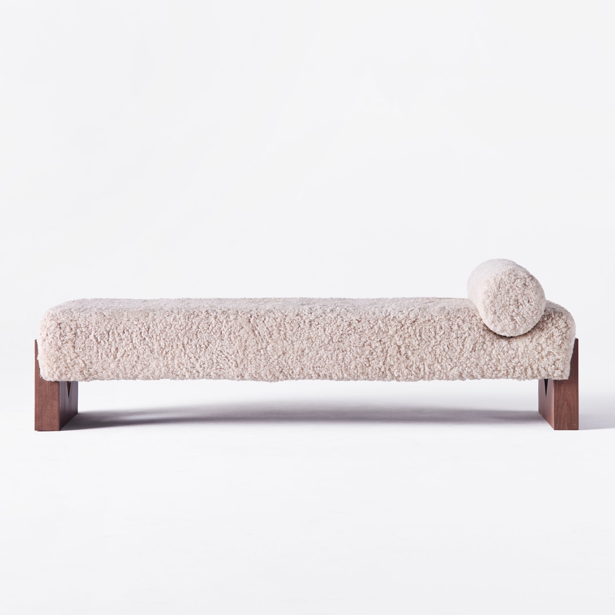 V Daybed Sheepskin
