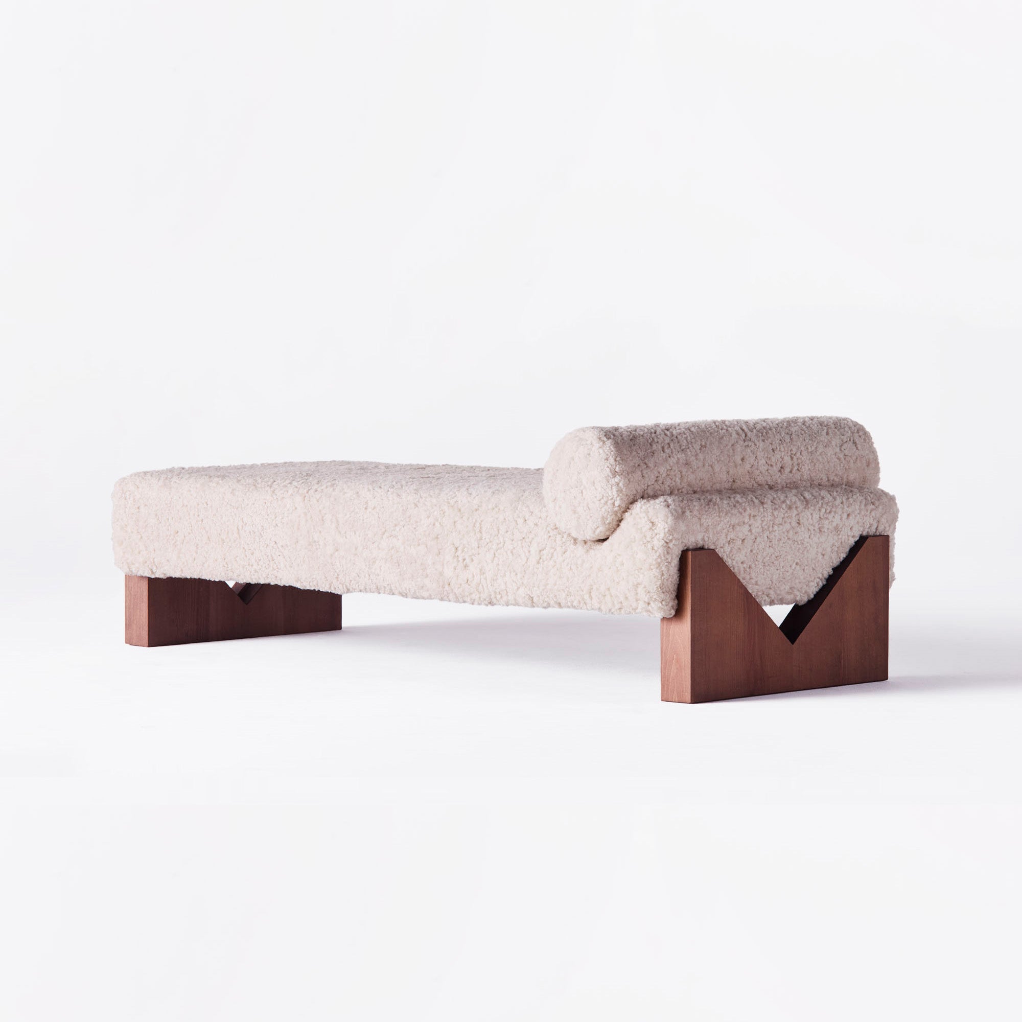 V Daybed Sheepskin